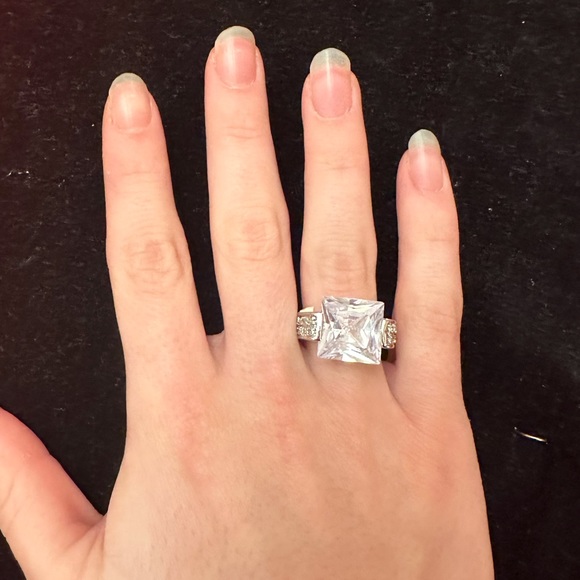 ⬇️Price Drop⬇️NWOT silver ring with large centre stone - Picture 9 of 10